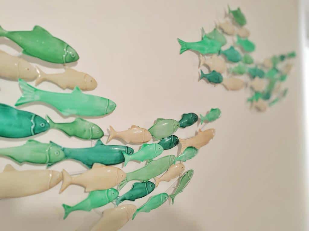 Decorazione murale artistica con pesci in ceramica verde acqua nella casa vacanze Dimora Acquamarina a Monopoli
