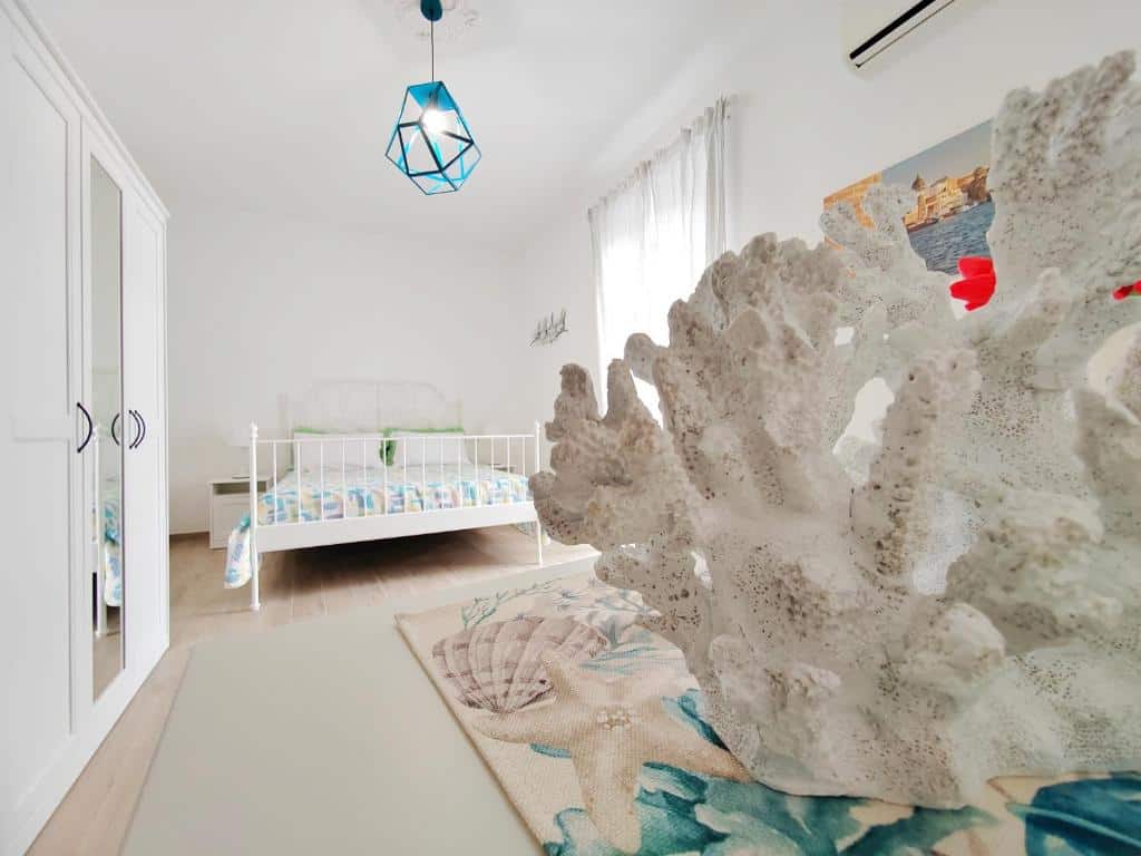 Camera da letto luminosa in stile marino nella casa vacanze Dimora Acquamarina a Monopoli centro storico